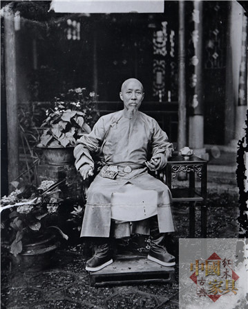 6兩廣總督瑞麟坐在廣式家具上的舊照,照片中的陳設(shè)表現(xiàn)出典型的廣東風(fēng)格