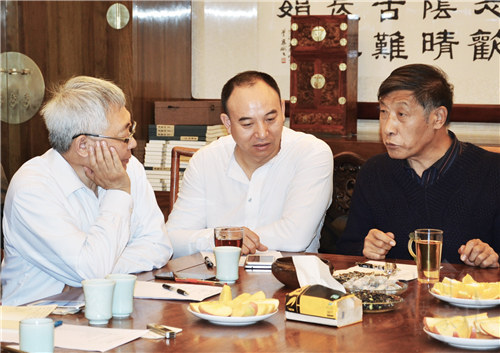 02研討會現場（右一胡德生、右二袁劍君、右三趙夫瀛_看圖王(1)