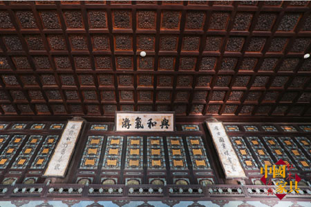 3殿宇頂部金絲楠木雕花競相開放，為這恢宏雄偉的大殿增添無盡的富貴華麗