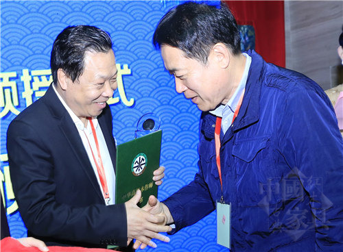 01中華木工委專家委員會主任張德祥（右）為曹兆庭（左）頒授&ldquo;中華高級木作師&rdquo;榮譽